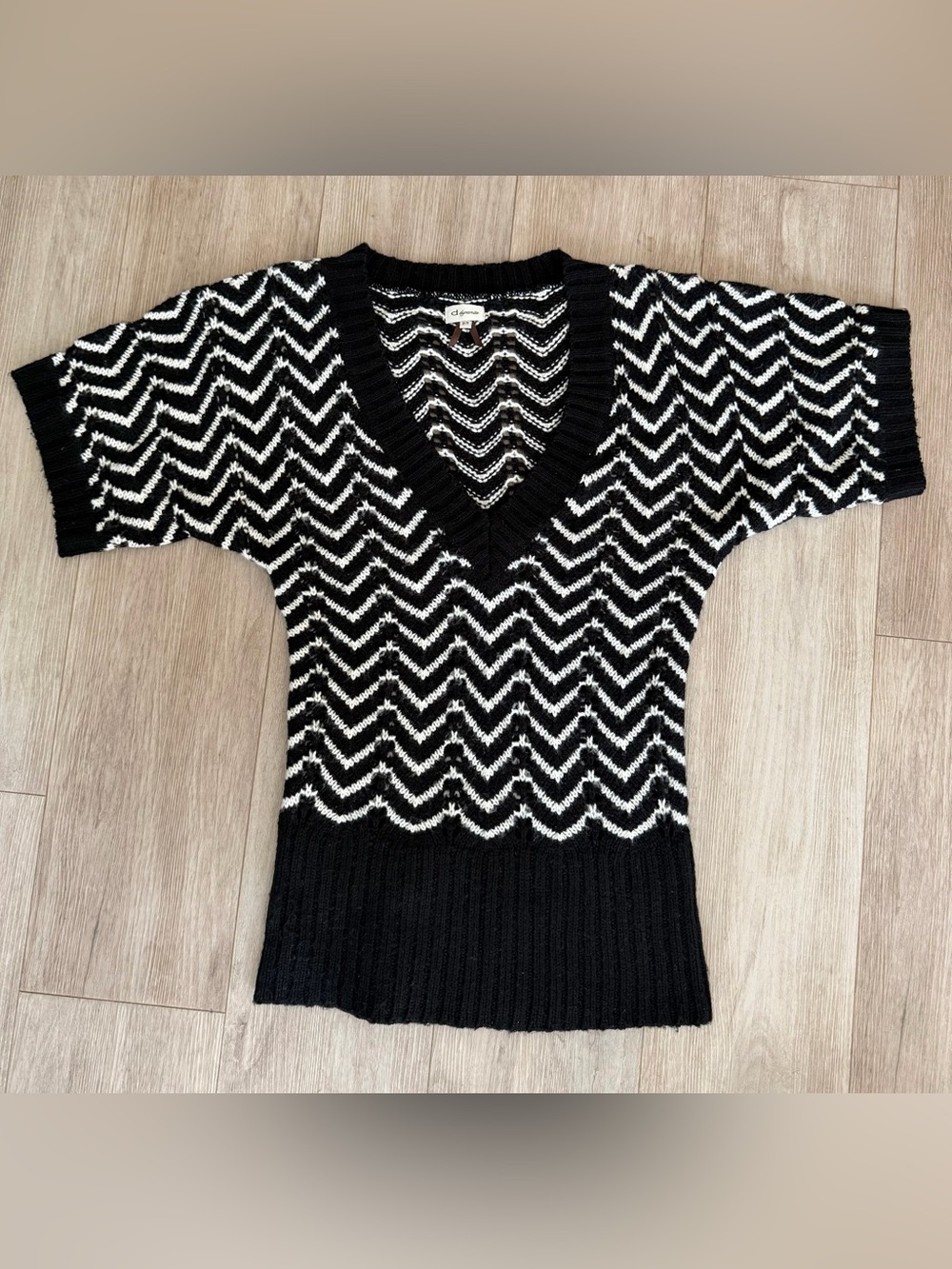 Dynamite Black White Chevron Zig Zag Knit V-Neck Sweater Top Size P/S